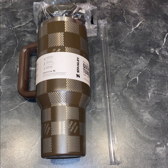 Stanley LV Quencher H2O 40 OZ. Flowstate Tumbler - Picture 1 of 12